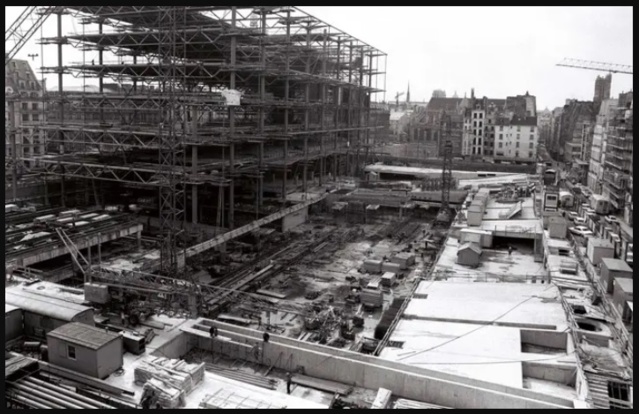 Construction du Centre Beaubourg futur Centre Pompidou.