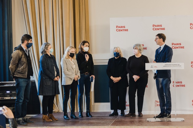 Remise des médailles de la Ville de Paris par le maire de Paris Centre.. Remise des médailles de la Ville de Paris par le maire de Paris Centre..