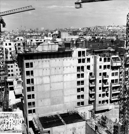 Les HLM du Quartier de l'Horloge en construction, pris du Centre Georges-Pompidou, 1978. © Roger-Viollet