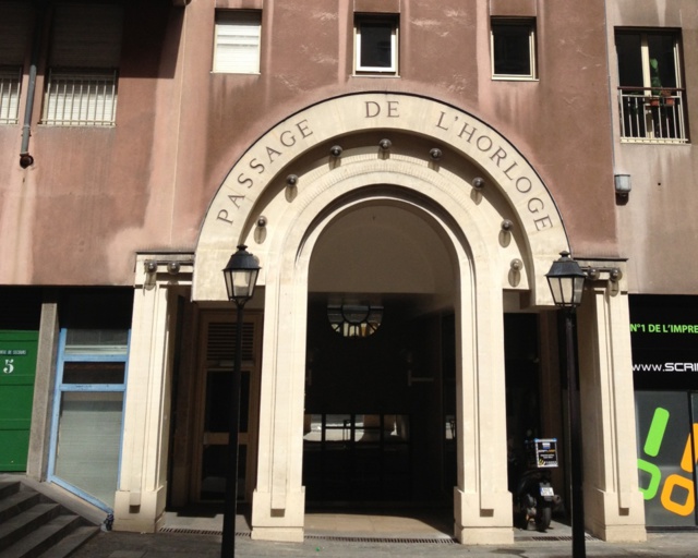 Le Passage de l'Horloge, une ancienne galerie commerçante, est intégré dans les locaux de la SCI du Passage de l'Horloge depuis 1994. Le Passage de l'Horloge, une ancienne galerie commerçante, est intégré dans les locaux de la SCI du Passage de l'Horloge depuis 1994.