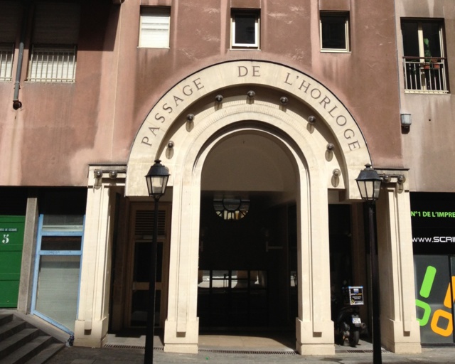 Le Passage de l'Horloge, une ancienne galerie commerçante, est intégré dans les locaux de la SCI du Passage de l'Horloge depuis 1994.