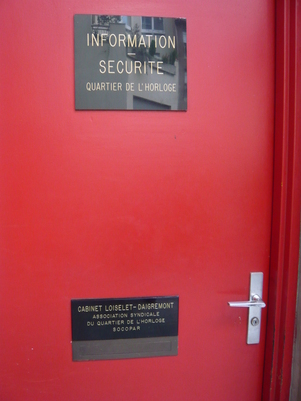 Porte des locaux de l'association syndicale libre du Quartier de l'Horloge (ASLQH)