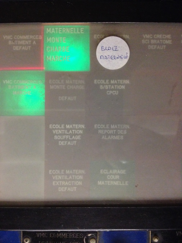 Voyants lumineux de surveillance des équipements privés de la Ville de Paris situés dans les locaux de l'ASL. Les alarmes en défaut s'allument en rouge afin de signaler un dysfonctionnement d'un appareil (monte-charge, ventilation, etc.) Voyants lumineux de surveillance des équipements privés de la Ville de Paris situés dans les locaux de l'ASL. Les alarmes en défaut s'allument en rouge afin de signaler un dysfonctionnement d'un appareil (monte-charge, ventilation, etc.)