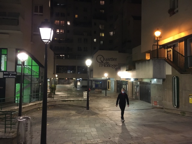 Un quartier privé avec l’éclairage public. Rien n’est simple dans le Quartier de l’Horloge.