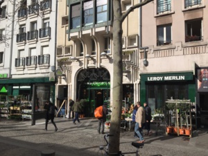 Les commerces en pied d’immeubles et les appartements d’habitations au-dessus n’appartiennent pas aux mêmes copropriétés. Une des particularités de la conception du Quartier de l’Horloge. Les commerces en pied d’immeubles et les appartements d’habitations au-dessus n’appartiennent pas aux mêmes copropriétés. Une des particularités de la conception du Quartier de l’Horloge.
