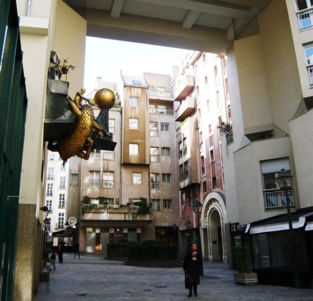 ''Le défenseur du temps'', l'horloge qui donna son nom au quartier, semble impuissante pour défendre les charges de copropriété. ''Le défenseur du temps'', l'horloge qui donna son nom au quartier, semble impuissante pour défendre les charges de copropriété.