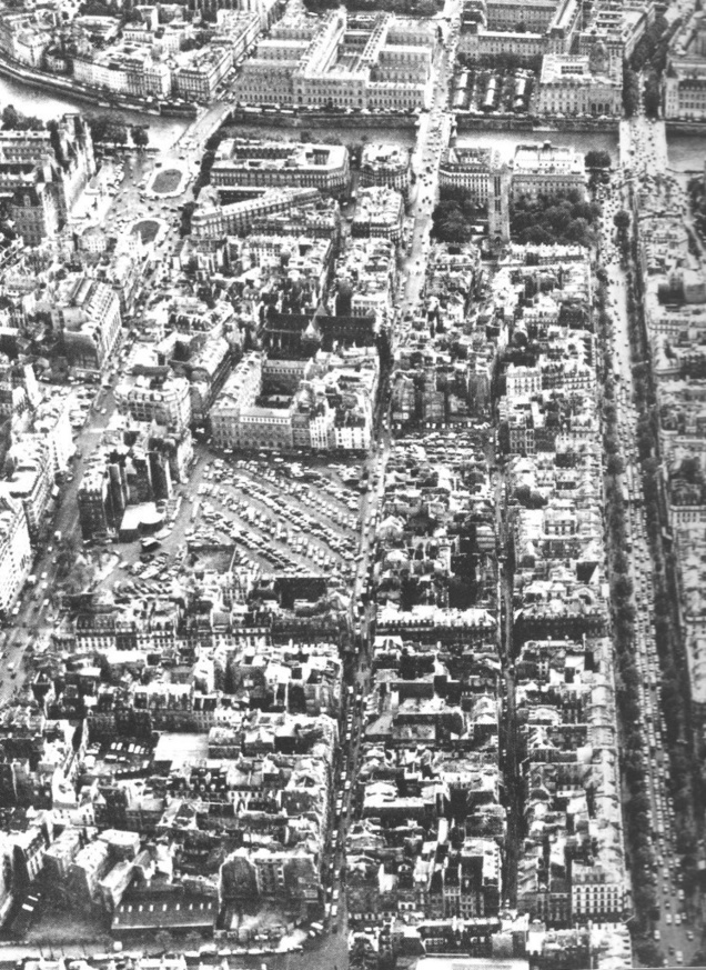 1969. Vue aérienne du coeur de Paris, le plateau Beaubourg et l'îlot St-Martin entre le quartier médiéval du Marais à l'est et le quartier commercial des Halles à l'ouest. Au sud la Seine. Le Quartier de l'Horloge prendra place dans l'îlot en bas à gauche de l'image. Source: Centre Georges Pompidou