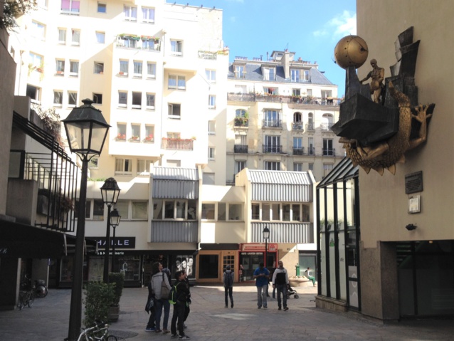 L'horloge de Monestier, symbole d'un nouveau quartier sur dalle à côté du Centre Pompidou.