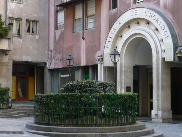 L'entrée de l'ancien Passage de l'Horloge au 3, 5 rue Bernard de Clairvaux avec les enduits de couleurs d'origine