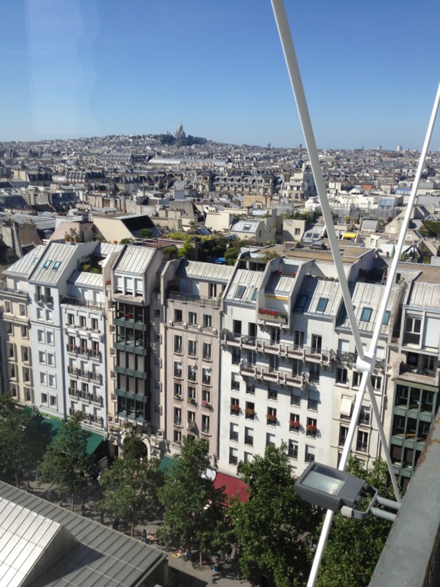 Le Passage de l'Horloge débouchait au milieu de la longue façade stylisée du Quartier de l'Horloge sur la Piazza Beauboug. Le Passage de l'Horloge débouchait au milieu de la longue façade stylisée du Quartier de l'Horloge sur la Piazza Beauboug.