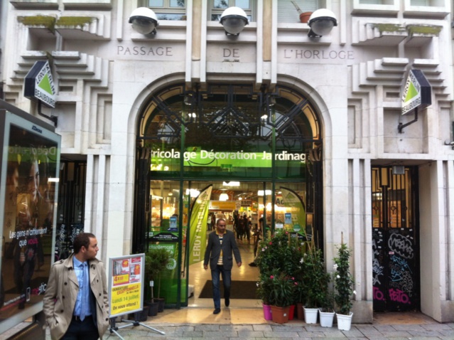 La porte  du Passage de l'Horloge sert aujourd'hui d'entrée au magasin de bricolage Leroy Merlin.