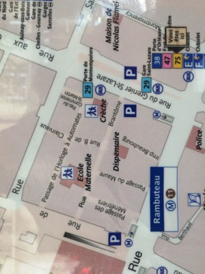 Le plan des transports parisiens montre les trois établissements publics insérés au milieu des immeubles du Quartier de l'Horloge. Le plan des transports parisiens montre les trois établissements publics insérés au milieu des immeubles du Quartier de l'Horloge.