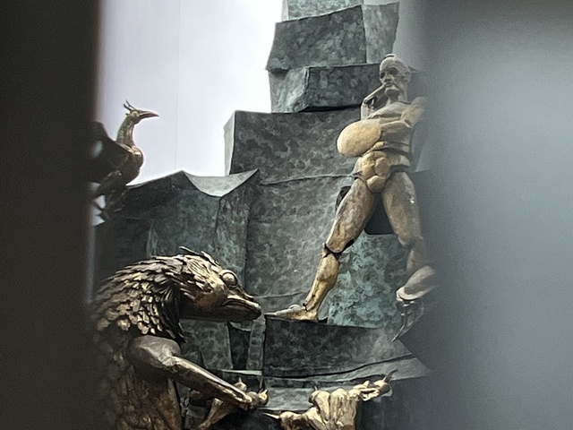 Le Quartier de l'Horloge à Paris est connu pour son horloge emblématique. Ici dans une mise en scène à Lafayette Anticipation en 2023. Et peut-être aussi pour ses problèmes de gestion. Le Quartier de l'Horloge à Paris est connu pour son horloge emblématique. Ici dans une mise en scène à Lafayette Anticipation en 2023. Et peut-être aussi pour ses problèmes de gestion.