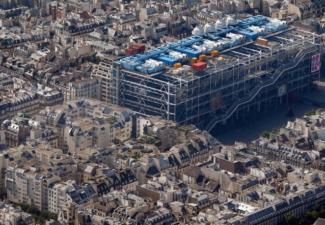 Le Quartier de l'Horloge au pied du Centre Pompidou.