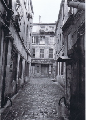 La rue Brantôme en 1974 avant la démolition de l'îlot insalubre et la construction du Quartier de l'Horloge. Photo Marc Petitjean