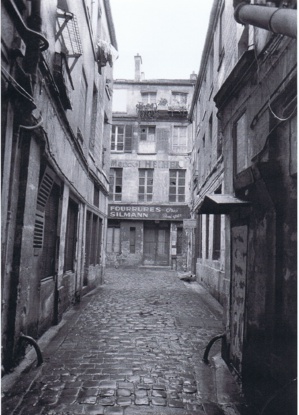 La rue Brantôme en 1974 avant la démolition de l'îlot insalubre et la construction du Quartier de l'Horloge. Photo Marc Petitjean La rue Brantôme en 1974 avant la démolition de l'îlot insalubre et la construction du Quartier de l'Horloge. Photo Marc Petitjean