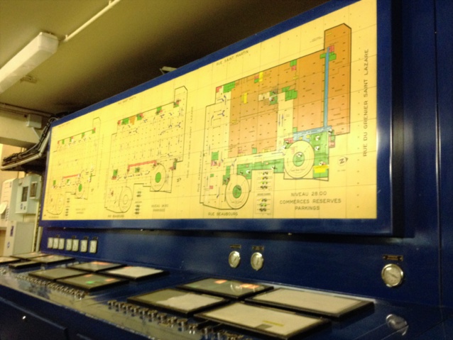 Le synoptique central des alarmes de fonctionnement (ou de synthèse). La société DALKIA en assure la surveillance. L'ensemble des alarmes des logements sont rapportées sur ce pupitre. Un voyant s'allume pour signaler une alarme dite "en défaut". Le synoptique central des alarmes de fonctionnement (ou de synthèse). La société DALKIA en assure la surveillance. L'ensemble des alarmes des logements sont rapportées sur ce pupitre. Un voyant s'allume pour signaler une alarme dite "en défaut".