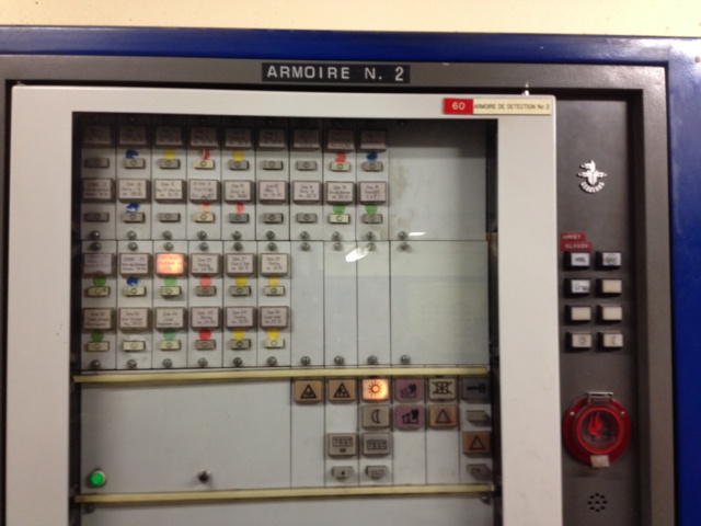 Un des éléments du SSI (Système de Sécurité Incendie) des commerces, l'armoire de surveillance des portes coupe-feu asservies à la sécurité incendie. En cas de déclenchement, une alarme sonore retentit. Un des éléments du SSI (Système de Sécurité Incendie) des commerces, l'armoire de surveillance des portes coupe-feu asservies à la sécurité incendie. En cas de déclenchement, une alarme sonore retentit.