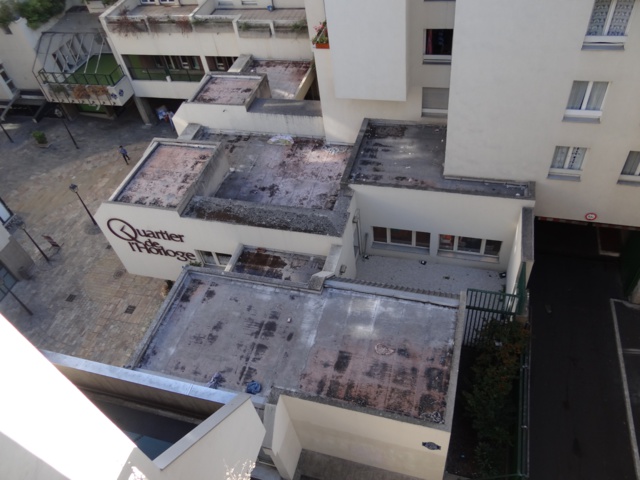 Le même endroit sans vous ! Un véritable nid à moustiques. Les toitures terrasses inaccessible, telles qu'elles sont vues par de nombreux habitants. Le même endroit sans vous ! Un véritable nid à moustiques. Les toitures terrasses inaccessible, telles qu'elles sont vues par de nombreux habitants.