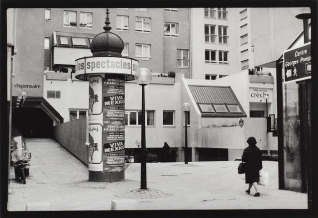 Une colonne Morris dans le quartier de l’Horloge, Paris, 1979. Marc Petitjean (1951, France). Centre Pompidou, MNAM-CCI.
