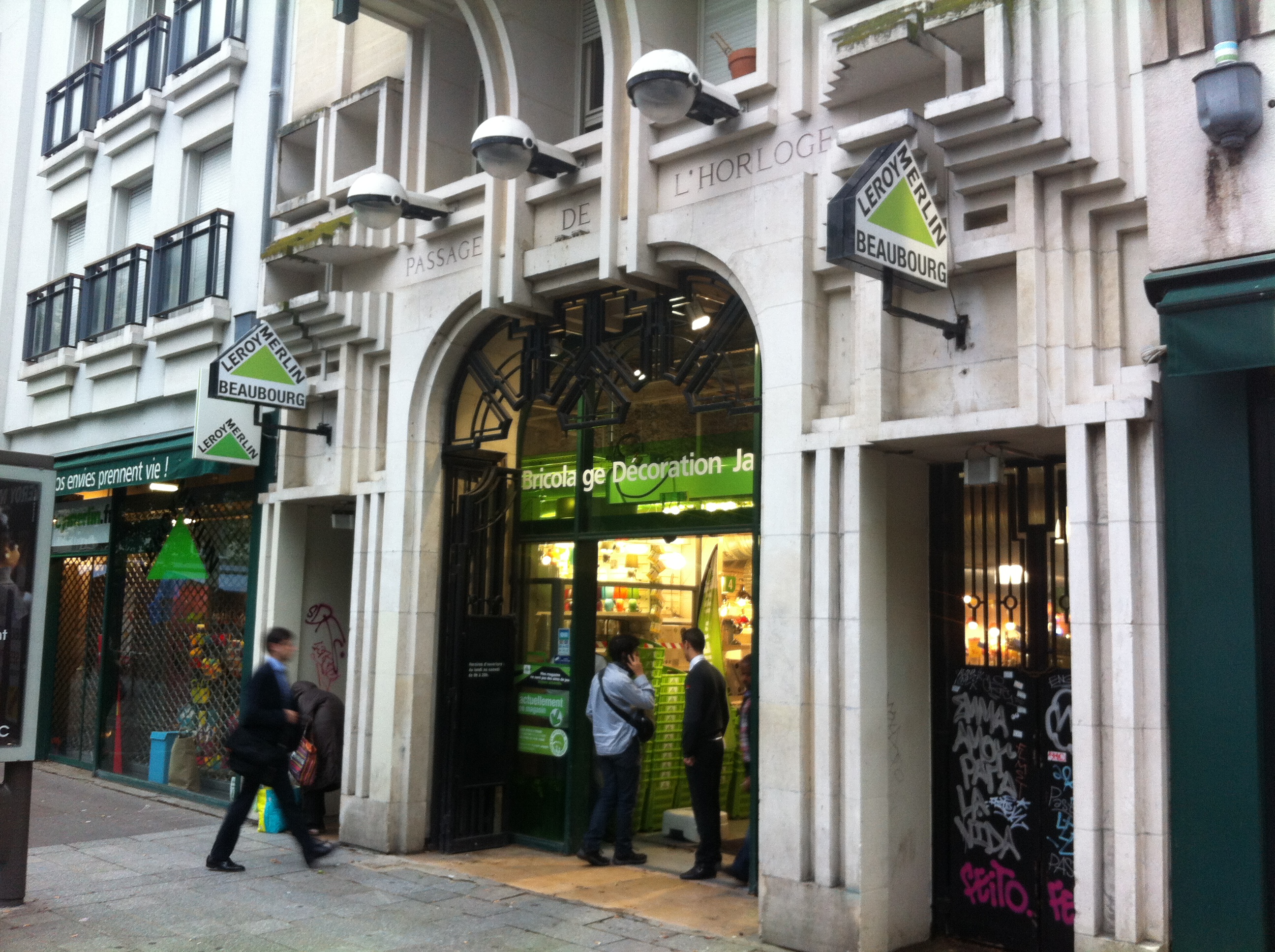 L'ancienne entrée du Passage de l'Horloge rue Rambuteau est devenue l'entrée du magasin Leroy Merlin Beaubourg.