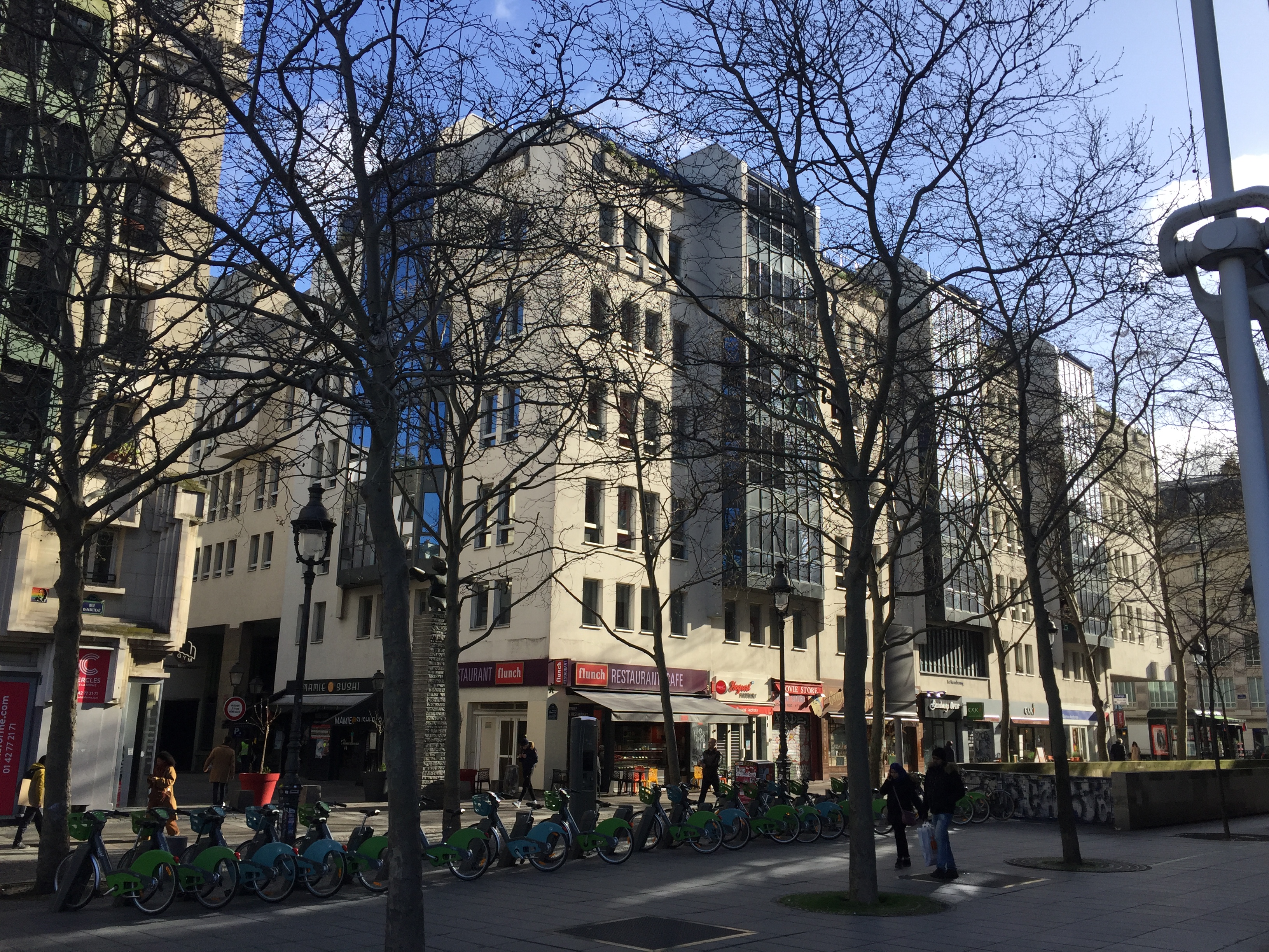L’immeuble de rapport situé au 4 rue Brantôme à Paris accueille l’administration du CENTRE POMPIDOU. En 2017-18, PRIMONIAL acquiert, pour le compte de sa société d’investissement à capital variable (Sicav) EURO PREIM 2, un immeuble détenu depuis sa construction par la société UGIMAD appartenant à AXA (ex UAP). AXA reste propriétaire des parkings en sous-sol.