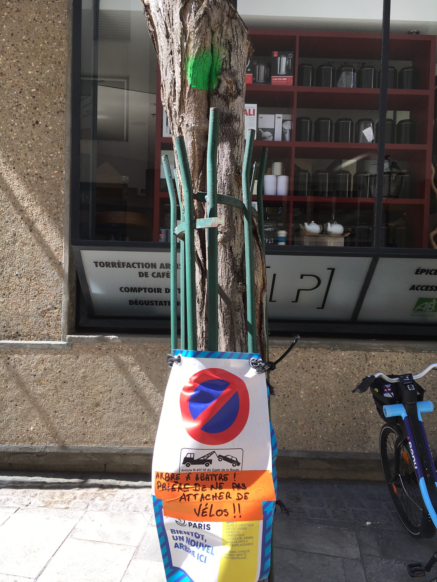 "Arbre à abattre ! Prière de ne pas attacher de vélo !!" Le dernier arbre du Quartier de l'Horloge a finalement été abattu en février 2022.
