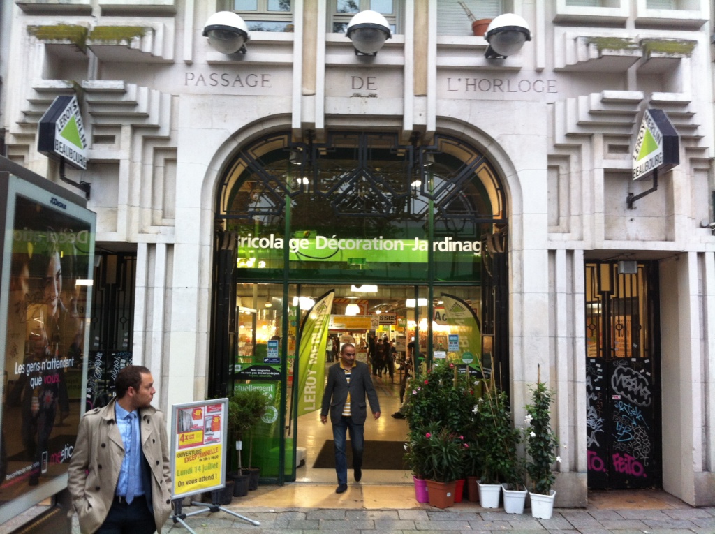 La porte  du Passage de l'Horloge sert aujourd'hui d'entrée au magasin de bricolage Leroy Merlin.