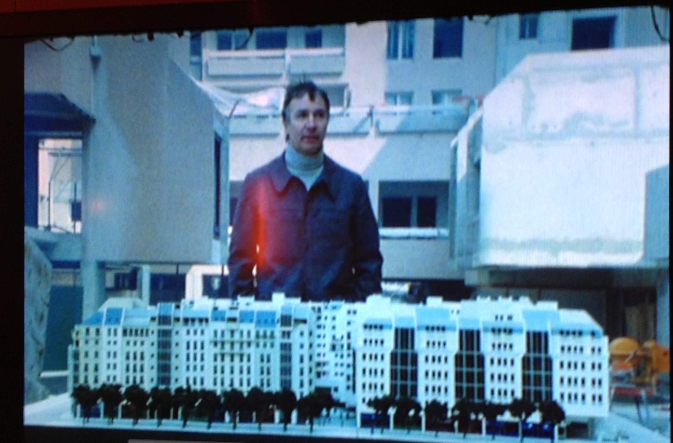 L'architecte devant la maquette installée dans le chantier. Extrait de "Metro Rambuteau" de  Marc Petitjean, film de 1980