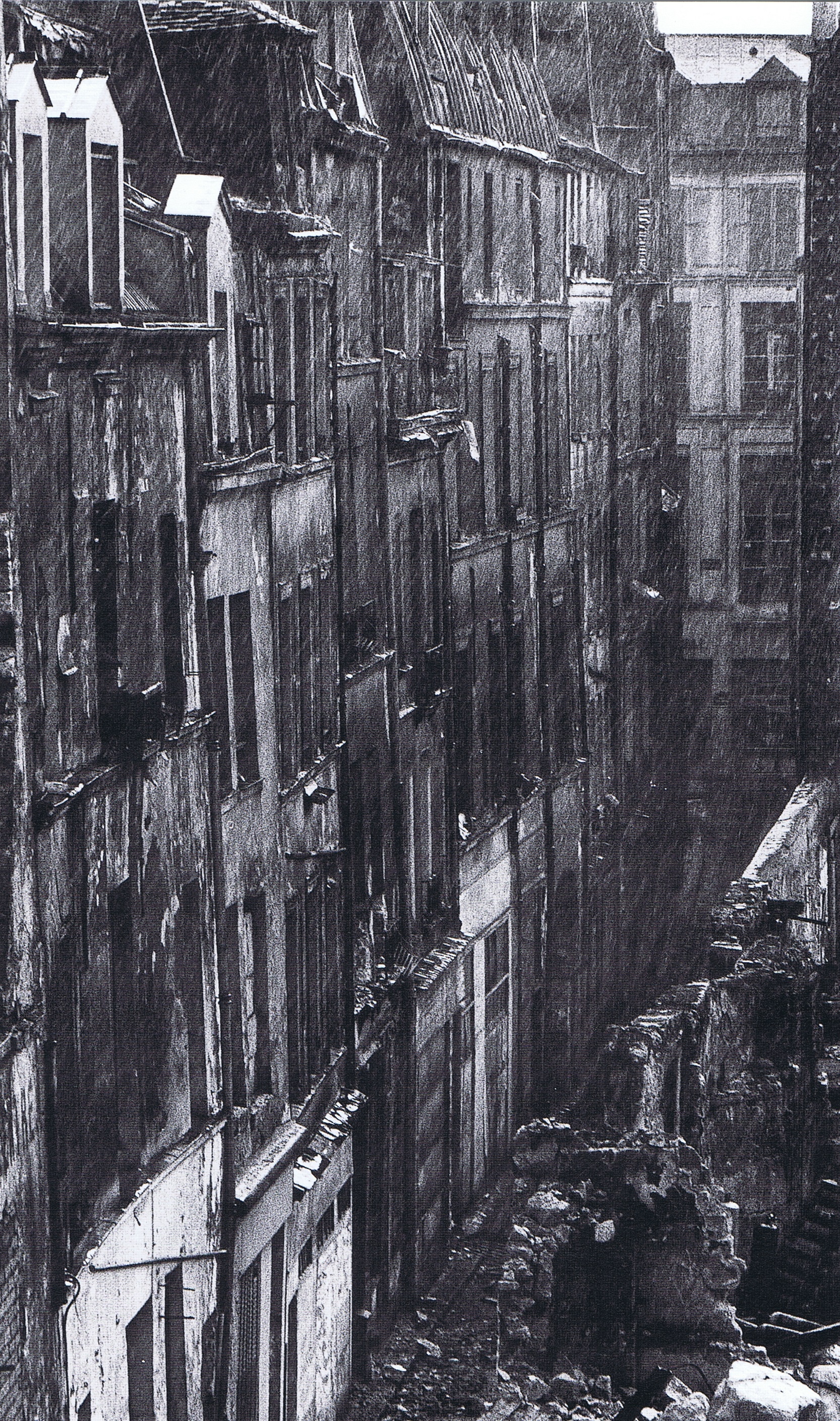Rue Brantôme en 1974, avant la destruction de l'îlot insalubre. Photo Marc Petitjean.
