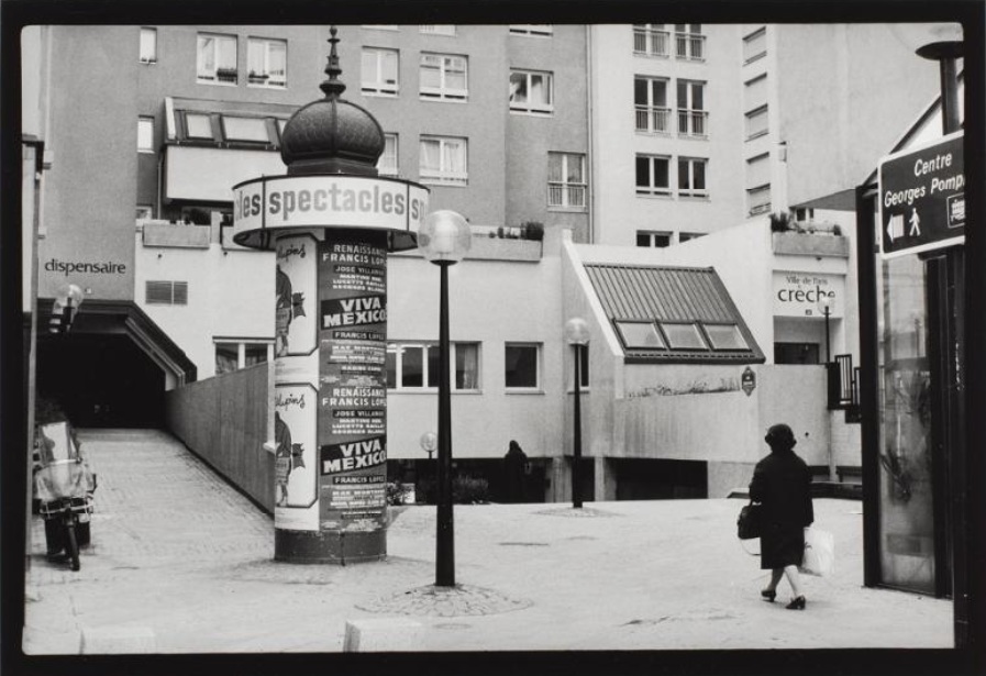 Une colonne Morris dans le quartier de l’Horloge, Paris, 1979. Marc Petitjean (1951, France). Centre Pompidou, MNAM-CCI. Une colonne Morris dans le quartier de l’Horloge, Paris, 1979. Marc Petitjean (1951, France). Centre Pompidou, MNAM-CCI.